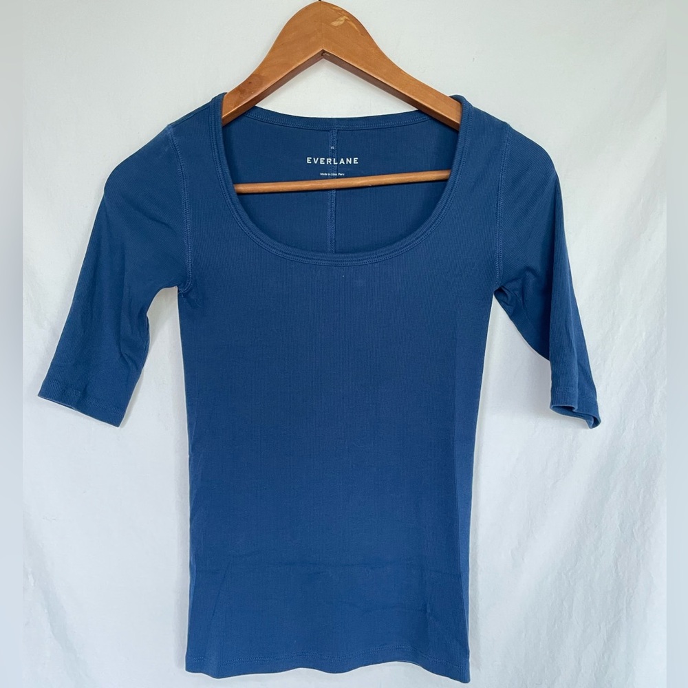 Everlane The Pima Micro-Rib Scoop Neck Tee in Blue